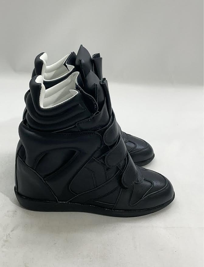 BEKETT SNEAKER IN PATENT BLACK