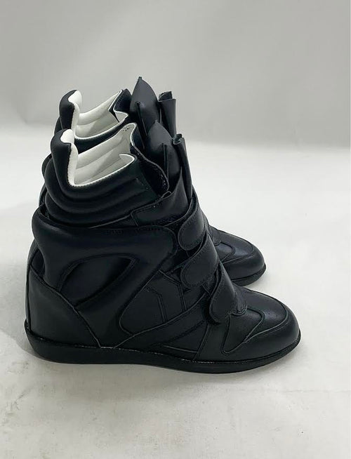 BEKETT SNEAKER IN PATENT BLACK
